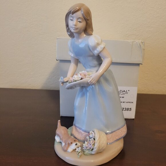 NADAL PORCELAIN FIGURINE GIRL DOG FLOWERS IN MY APRON 2385 SPAIN - Picture 2 of 8
